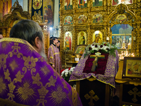 Православные христиане прославляют Крест Христов