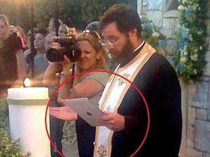 Священник получил выговор за использование IPad вместо требника