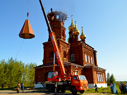 На колокольню храма села Князево поднят купол
