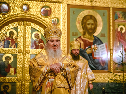 Клирики Закамья сослужили владыке Феофану в день Рождества Христова