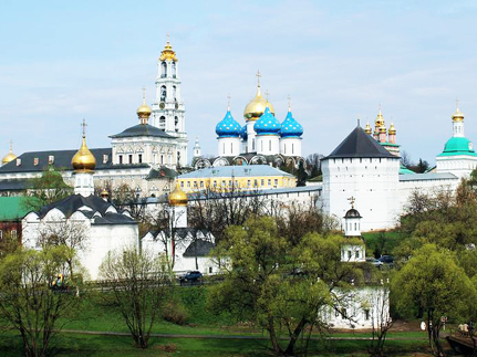 В Троице-Сергиеву Лавру продолжают пребывать паломники