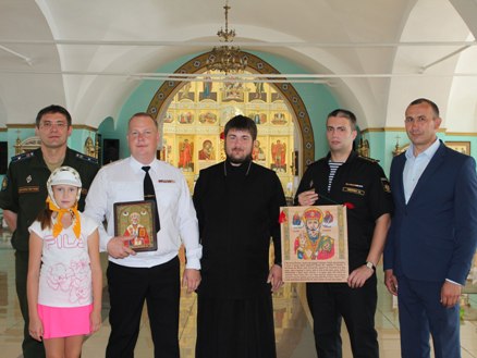 Священник благословил моряков
