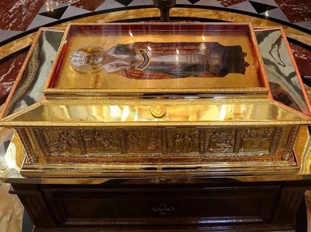 Дивен Бог во Святых Своих