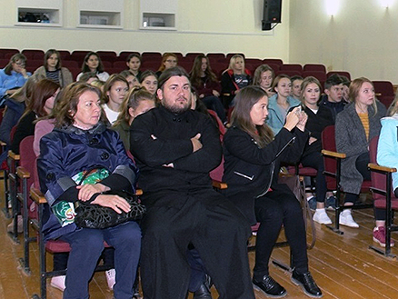 Священник выступил с беседой перед студентами Мензелинска