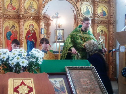 В Новотроицком прошли службы Входа Господня в Иерусалим