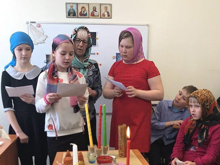 Горит свеча как символ веры