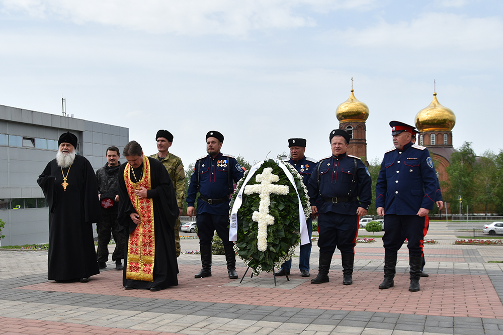 Казаки и их духовники возложили памятный венок к мемориалу села Боровецкое