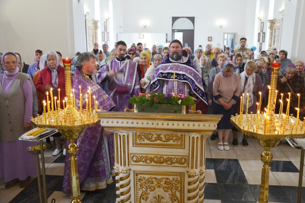 Службы Воздвижения Креста Господня прошли в храмах Набережных Челнов