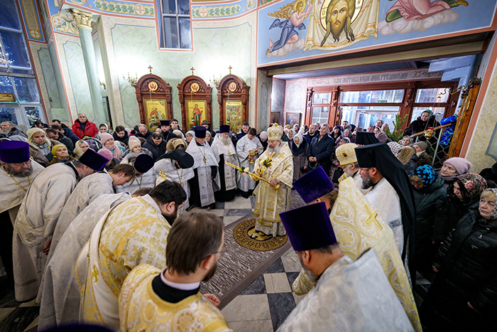 Владыка Кирилл совершил великую Рождественскую вечерню в храме преподобного Серафима Саровского