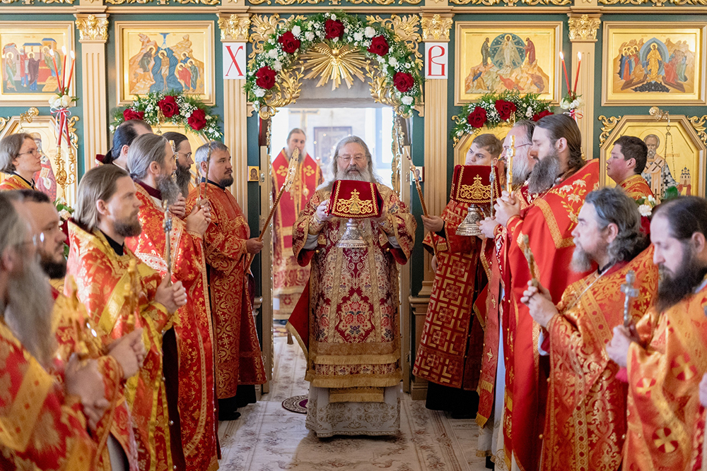 Монашествующее духовенство благочиния приняло участие в архиерейском богослужении