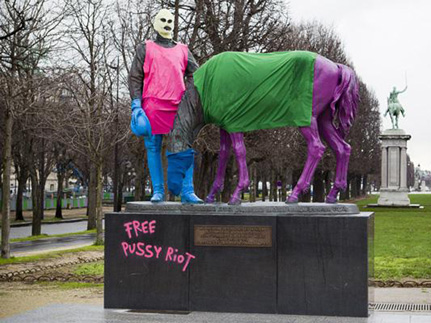 В Париже в знак протеста против дела Pussy Riot осквернен памятник русским воинам