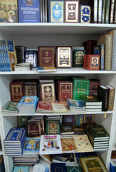 Новое в церковной лавке. Увеличить. 146,07 Kb [536X800]