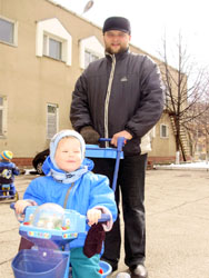 о.Виталий помогает детям инвалидам. Увеличить. 140,6 Kb [600X800]