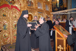 Награждение духовенства и благодетелей Свято-Вознсенского собора юбилейными грамотами и орденами. Увеличить изображение. Размер файла: 160,52 Kb [800X536]