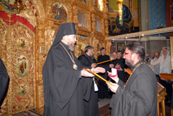 Награждение духовенства и благодетелей Свято-Вознсенского собора юбилейными грамотами и орденами. Увеличить изображение. Размер файла: 151,1 Kb [800X536]