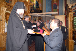Награждение духовенства и благодетелей Свято-Вознсенского собора юбилейными грамотами и орденами. Увеличить изображение. Размер файла: 140,14 Kb [800X536]
