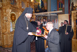 Награждение духовенства и благодетелей Свято-Вознсенского собора юбилейными грамотами и орденами. Увеличить изображение. Размер файла: 143,4 Kb [800X536]