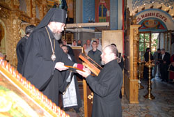 Награждение духовенства и благодетелей Свято-Вознсенского собора юбилейными грамотами и орденами. Увеличить изображение. Размер файла: 148,18 Kb [800X536]