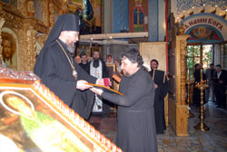 Награждение духовенства и благодетелей Свято-Вознсенского собора юбилейными грамотами и орденами. Увеличить изображение. Размер файла: 143,29 Kb [800X536]