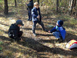 Дети Воскресной школы на прогулке в лесу. Увеличить изображение. Размер файла: 303,07 Kb [800X600]