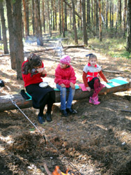 Дети Воскресной школы на прогулке в лесу. Увеличить изображение. Размер файла: 259,03 Kb [600X800]