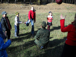 Дети Воскресной школы на прогулке в лесу. Увеличить изображение. Размер файла: 231,77 Kb [800X600]