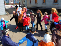 Детские игры на улице. Увеличить изображение. Размер файла: 169,81 Kb [800X600]