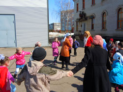 Детские игры на улице. Увеличить изображение. Размер файла: 152,94 Kb [800X600]