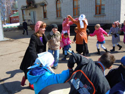 Детские игры на улице. Увеличить изображение. Размер файла: 167,09 Kb [800X600]