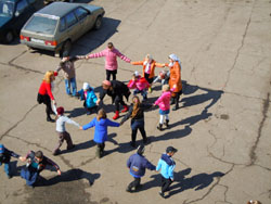 Детские игры на улице. Увеличить изображение. Размер файла: 145,95 Kb [800X600]