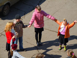 Детские игры на улице. Увеличить изображение. Размер файла: 143,93 Kb [800X600]