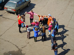 Детские игры на улице. Увеличить изображение. Размер файла: 142,45 Kb [800X600]