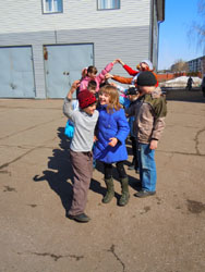 Детские игры на улице. Увеличить изображение. Размер файла: 142,08 Kb [600X800]