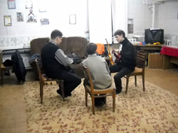 Занятия игры на гитаре. Увеличить изображение. Размер файла: 111,75 Kb [800X600]