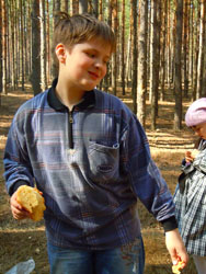 Прогулка Воскресной школы в лесу. Увеличить изображение. Размер файла: 190 Kb [600X800]