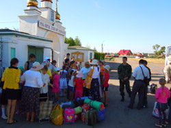 Отправка воскресных школ в лагерь. Увеличить изображение. Размер файла: 151,85 Kb [800X600]