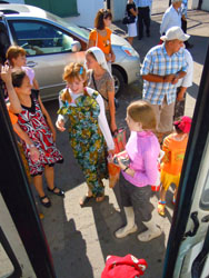 Отправка воскресных школ в лагерь. Увеличить изображение. Размер файла: 167,96 Kb [600X800]