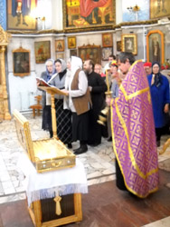 Мощи Киево-Печерских святых в Боровецкой церкви. Увеличить изображение. Размер файла: 156,39 Kb [600X800]