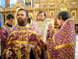 Мощи Киево-Печерских святых в Боровецкой церкви. Увеличить изображение. Размер файла: 201,22 Kb [800X600]