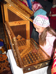 Мощи Киево-Печерских святых в Боровецкой церкви. Увеличить изображение. Размер файла: 216,15 Kb [600X800]