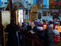 Освящение пасхальной снеди. Увеличить изображение. Размер файла: 137,38 Kb [800X600]