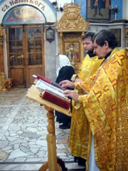 Прощание с мощами. Увеличить изображение. Размер файла: 157,26 Kb [600X800]