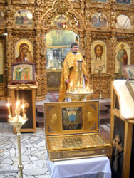 Прощание с мощами. Увеличить изображение. Размер файла: 166,34 Kb [600X800]