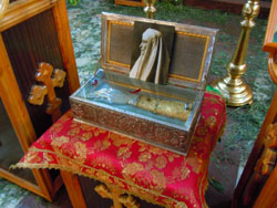 Мощи Великой княгини Елисаветы в Боровецкой церкви. Увеличить изображение. Размер файла: 159,47 Kb [800X600]