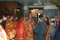 Архиерейское служение в Фомину Неделю. Увеличить изображение. 146кБ.