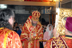 Архиерейское служение в Фомину Неделю. Увеличить изображение. 146кБ.