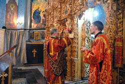 Архиерейское служение в Фомину Неделю. Увеличить изображение. 146кБ.