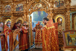 Архиерейское служение в Фомину Неделю. Увеличить изображение. 146кБ.