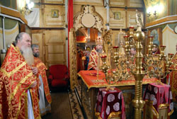 Архиерейское служение в Фомину Неделю. Увеличить изображение. 146кБ.