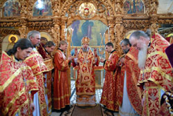 Архиерейское служение в Фомину Неделю. Увеличить изображение. 146кБ.